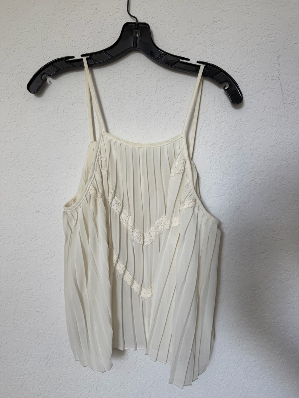 Womenโs Cream Pleated Lace-Trim Cami Top